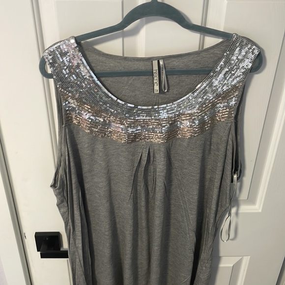 New top for women but no tag - Picture 4 of 4